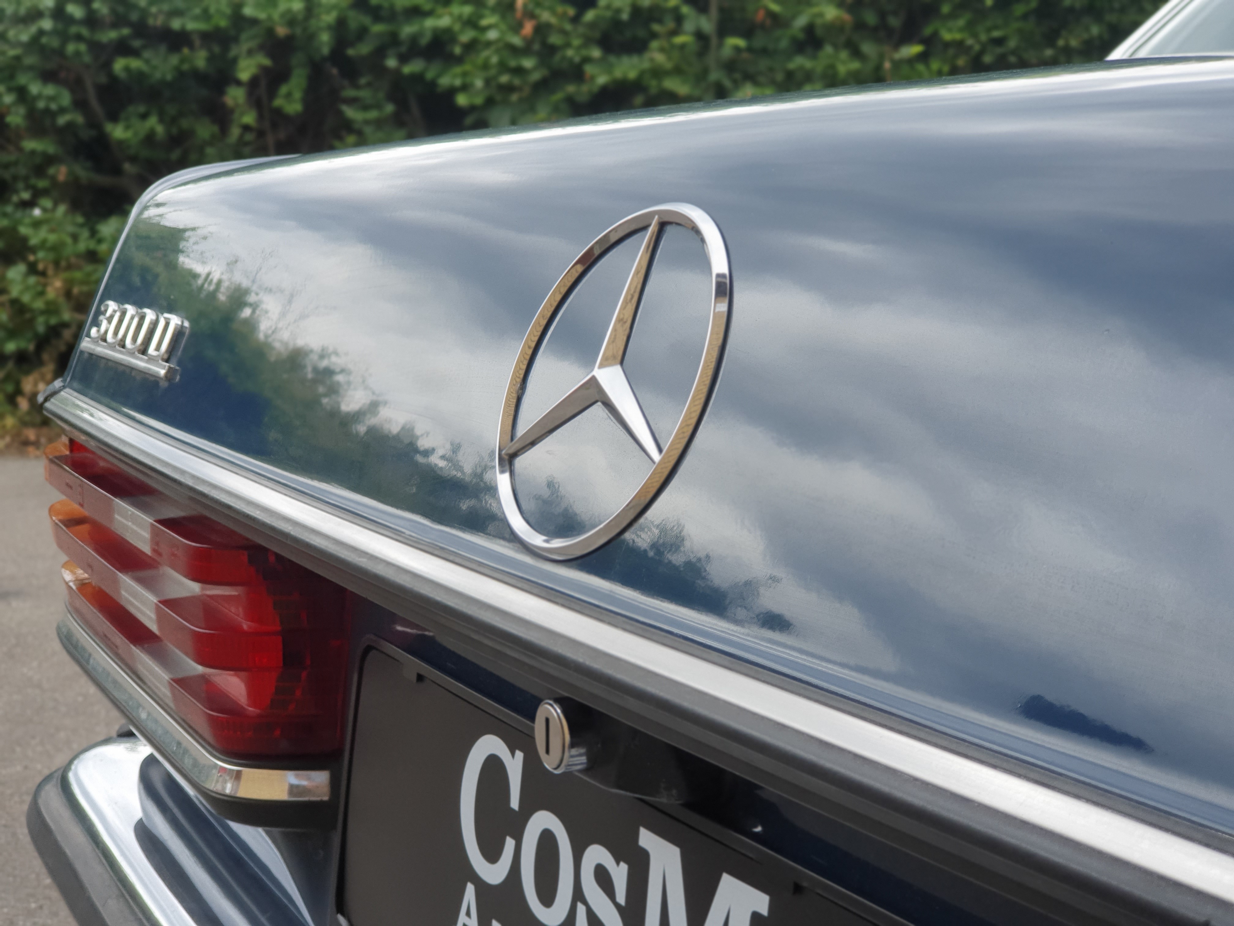 Blå Mercedes 300 fra 1982