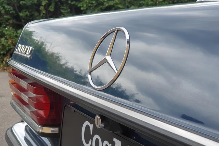 Blå Mercedes 300 fra 1982