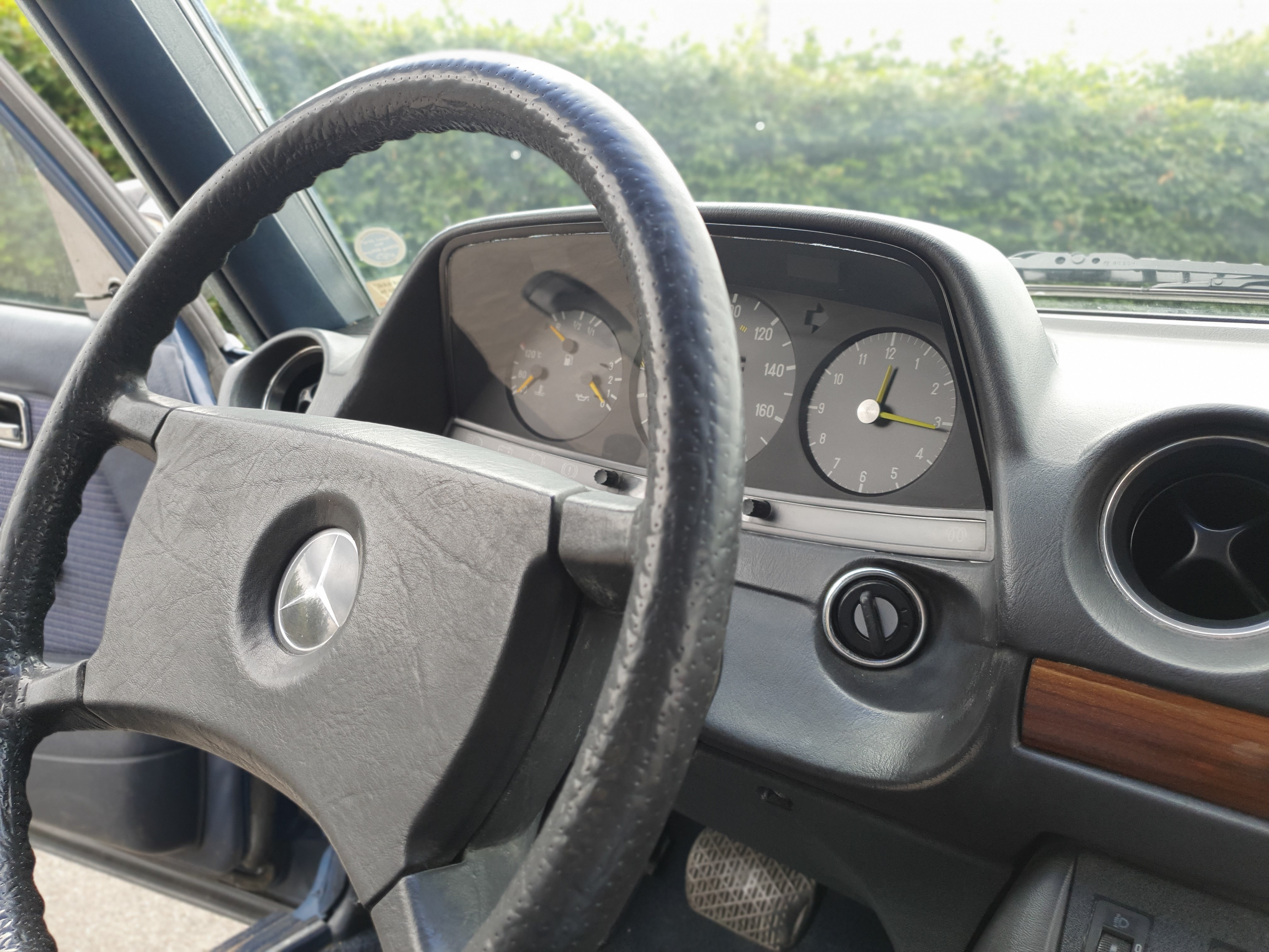 Blå Mercedes 300 fra 1982