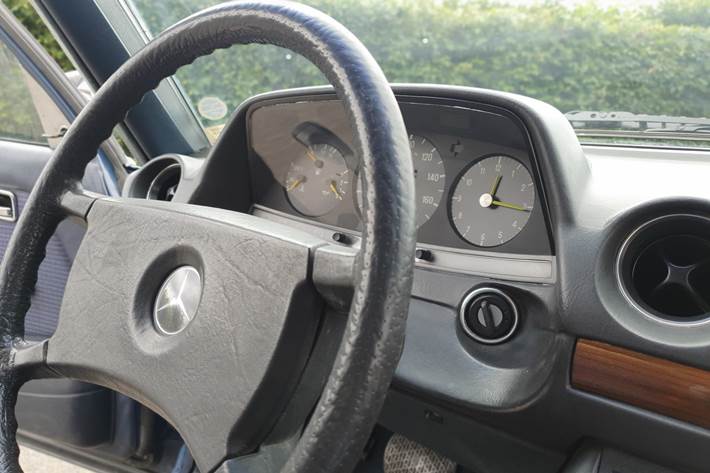 Blå Mercedes 300 fra 1982