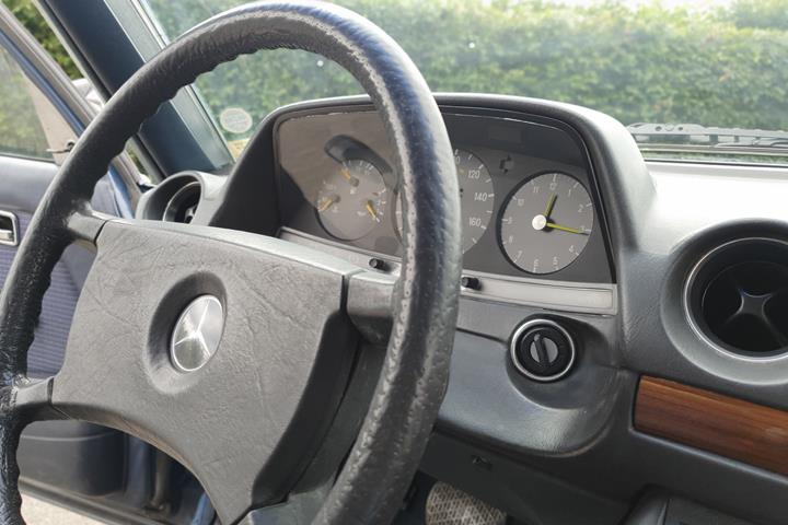 Blå Mercedes 300 fra 1982