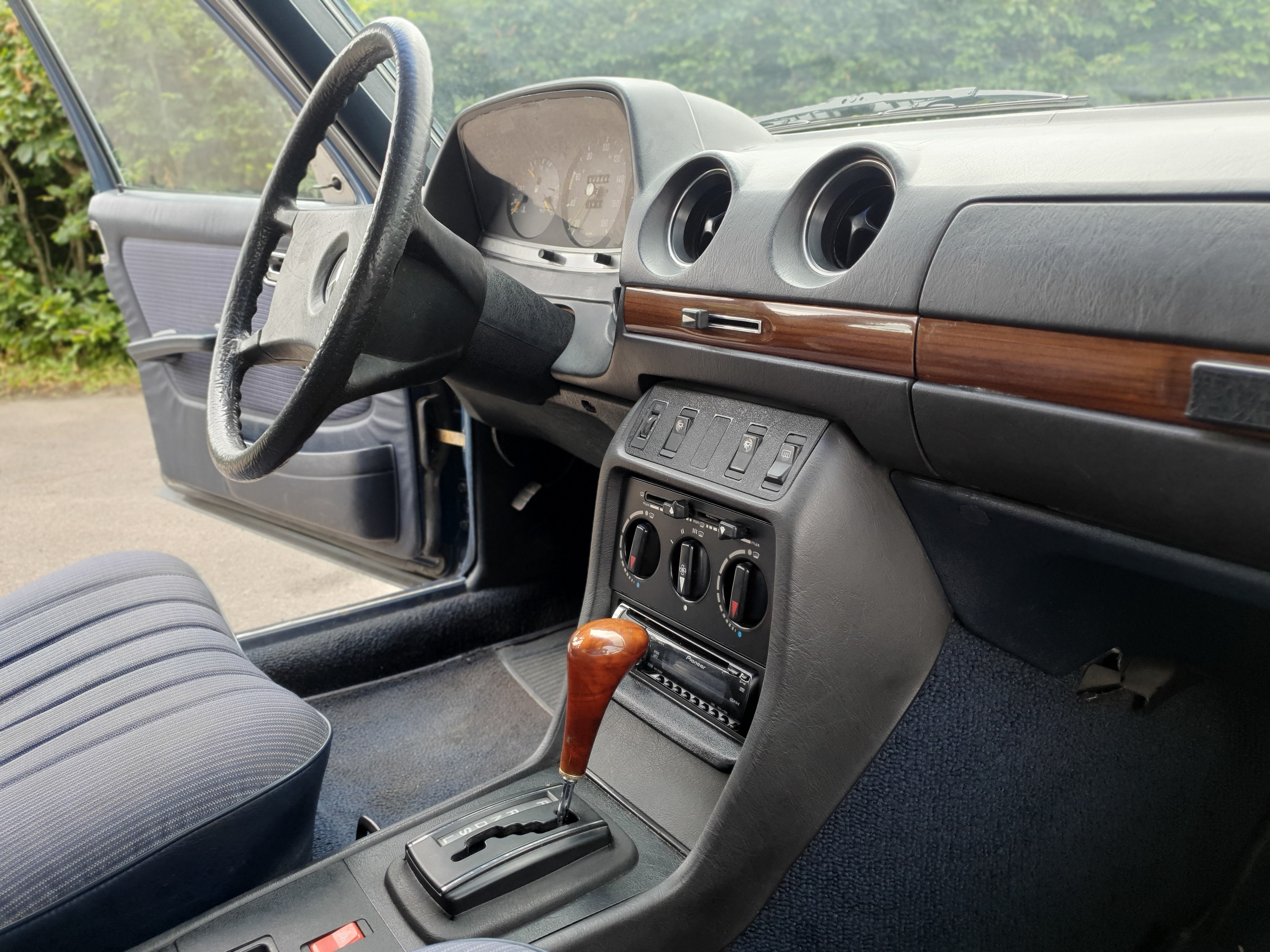 Blå Mercedes 300 fra 1982