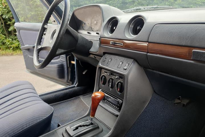 Blå Mercedes 300 fra 1982