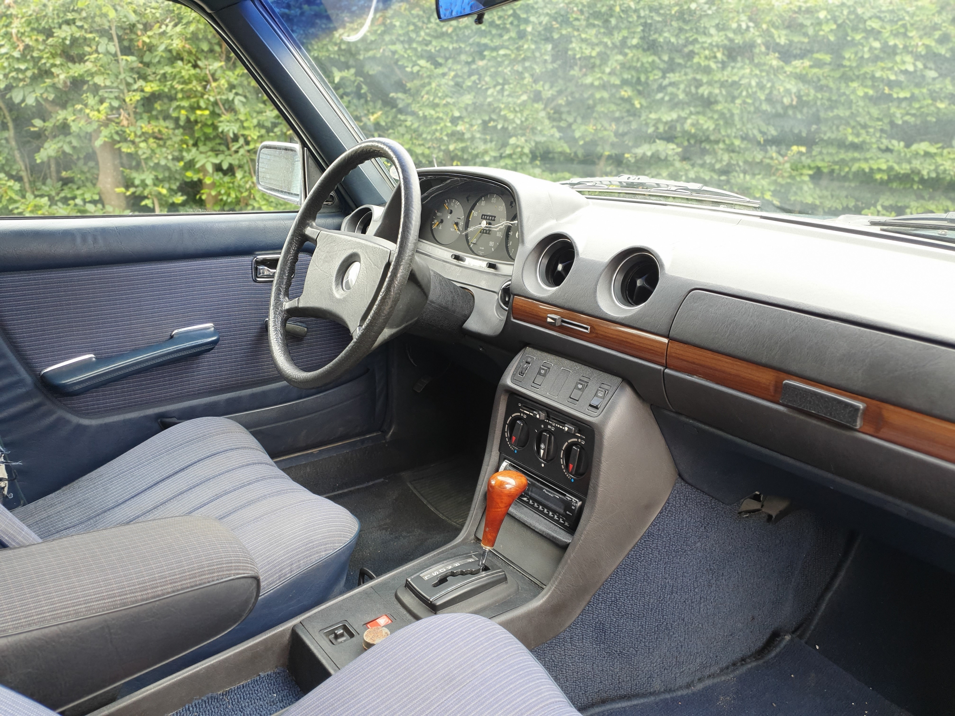 Blå Mercedes 300 fra 1982