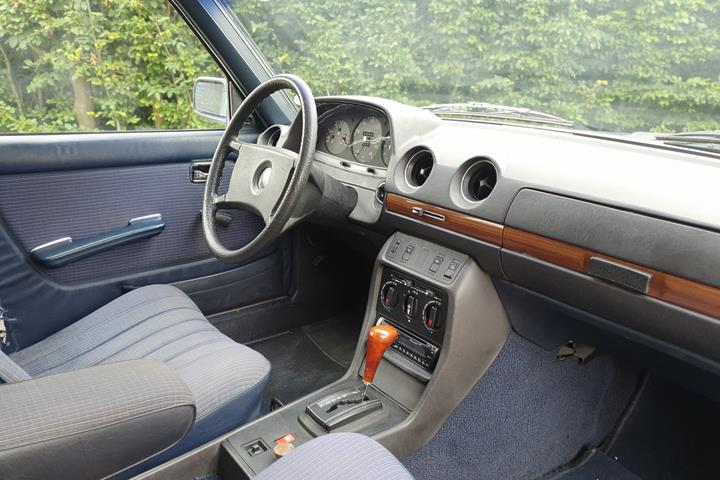 Blå Mercedes 300 fra 1982