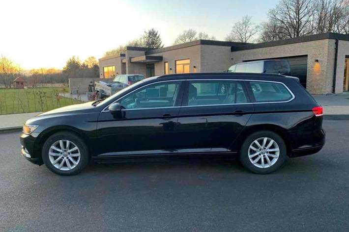 Sort VW Passat fra 2015