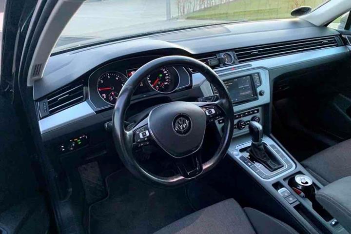 Sort VW Passat fra 2015