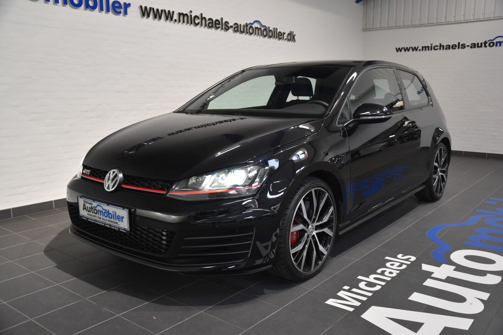 Grå VW Golf VII fra 2017