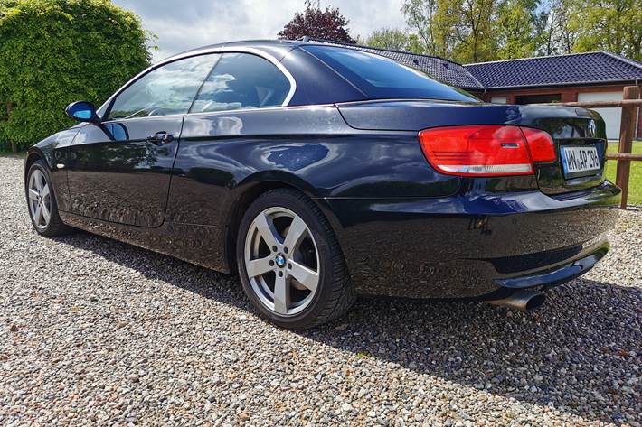 Sort BMW 320 Cabriolet fra 2009