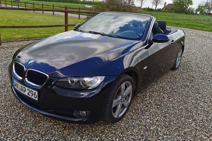 Sort BMW 320 Cabriolet fra 2009