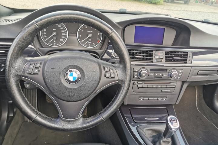 Sort BMW 320 Cabriolet fra 2009