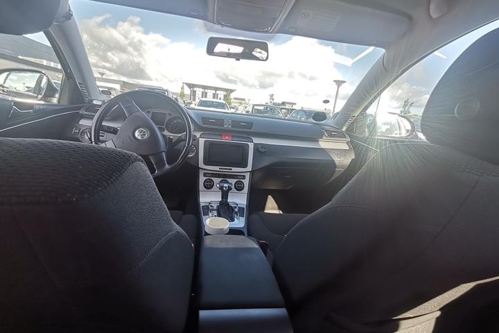 Sort VW Passat fra 2009
