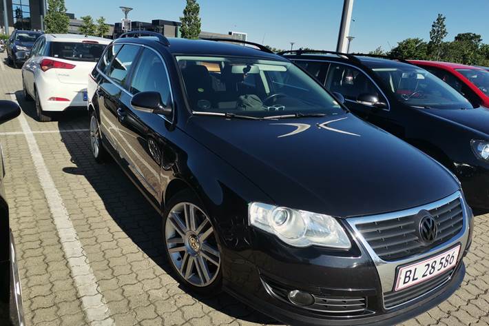 Sort VW Passat fra 2009