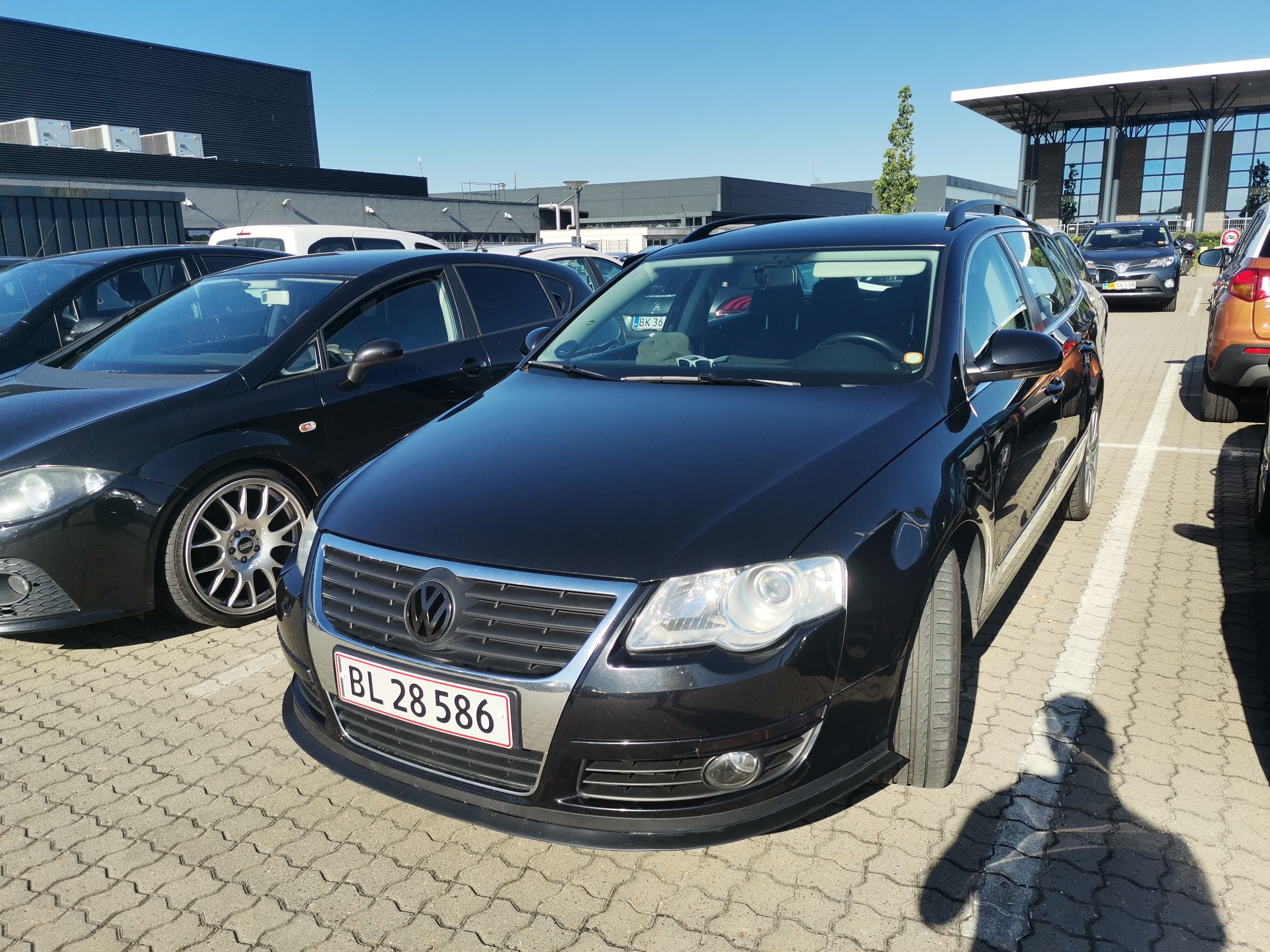 Sort VW Passat fra 2009