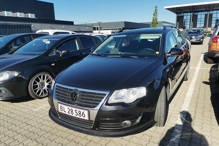 Sort VW Passat fra 2009