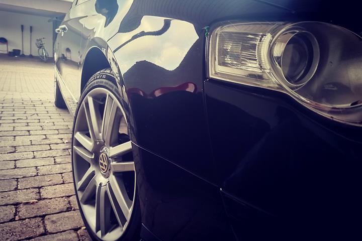Sort VW Passat fra 2009