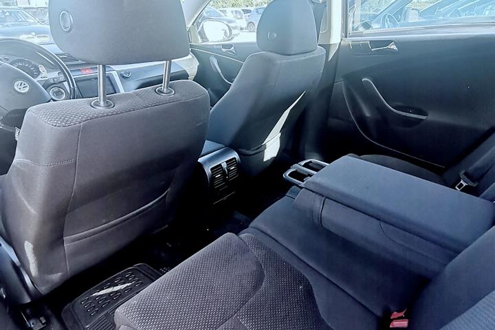 Sort VW Passat fra 2009