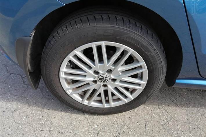 Blå VW Polo fra 2015