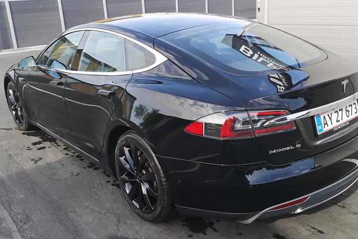 Sort Tesla Model S fra 2015