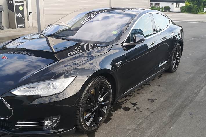 Sort Tesla Model S fra 2015