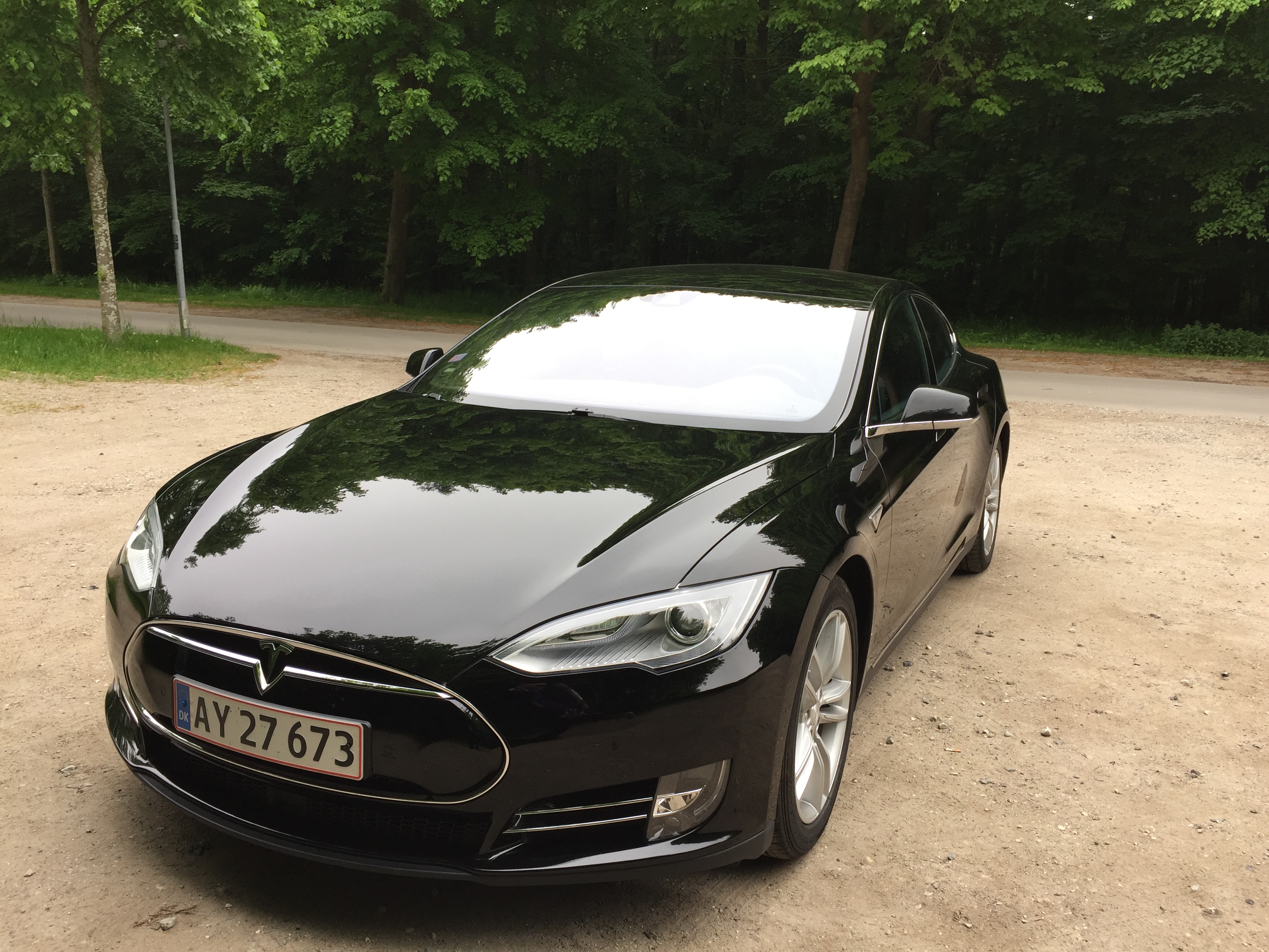 Sort Tesla Model S fra 2015