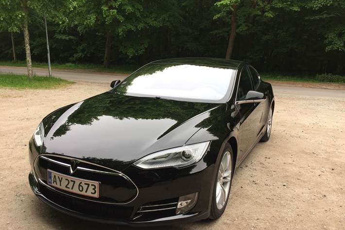 Sort Tesla Model S fra 2015