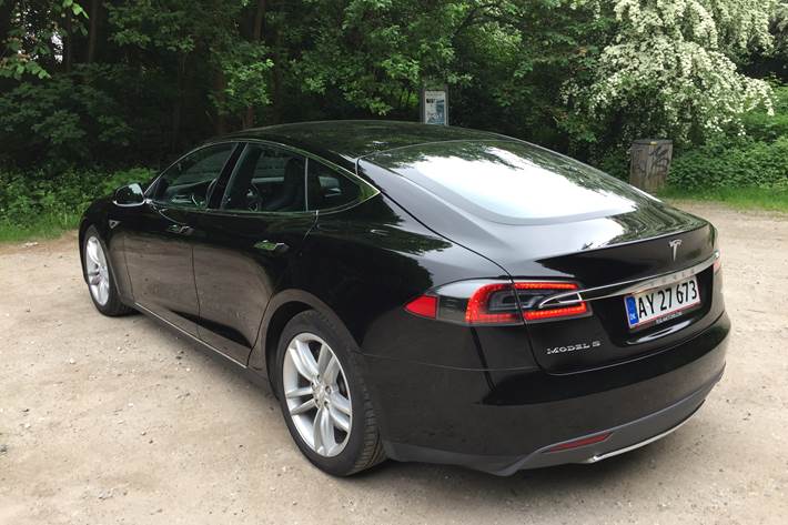 Sort Tesla Model S fra 2015