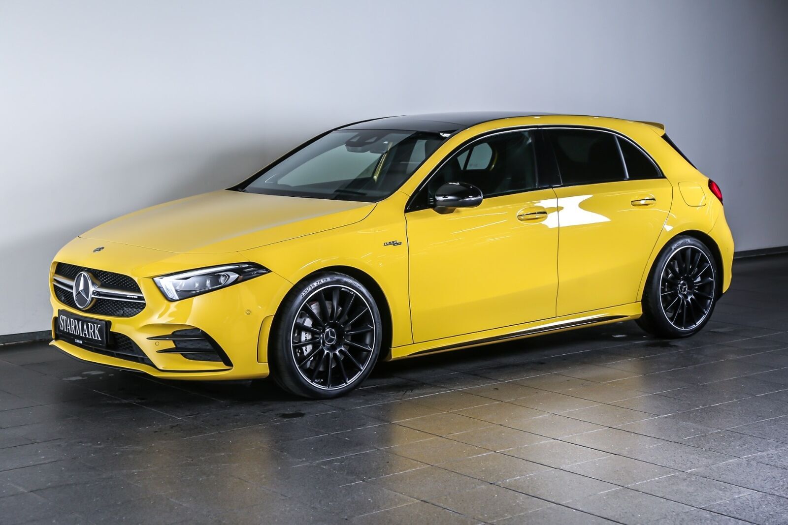 Gul Mercedes A35 fra 2020