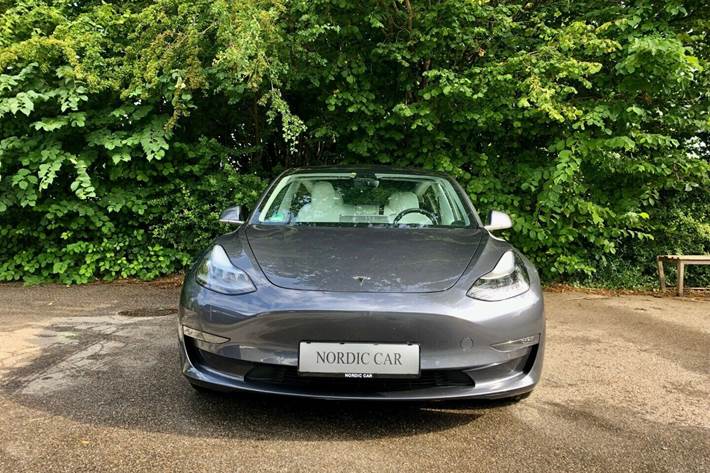 Grå Tesla Model 3 fra 2019