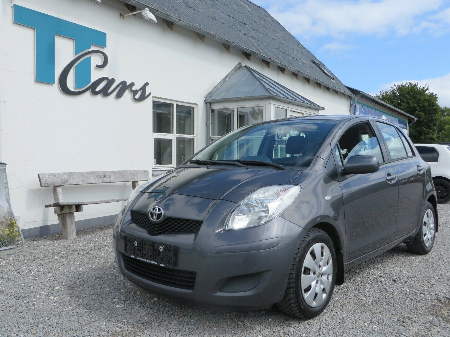 Grå Toyota Yaris fra 2009