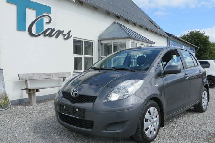 Grå Toyota Yaris fra 2009