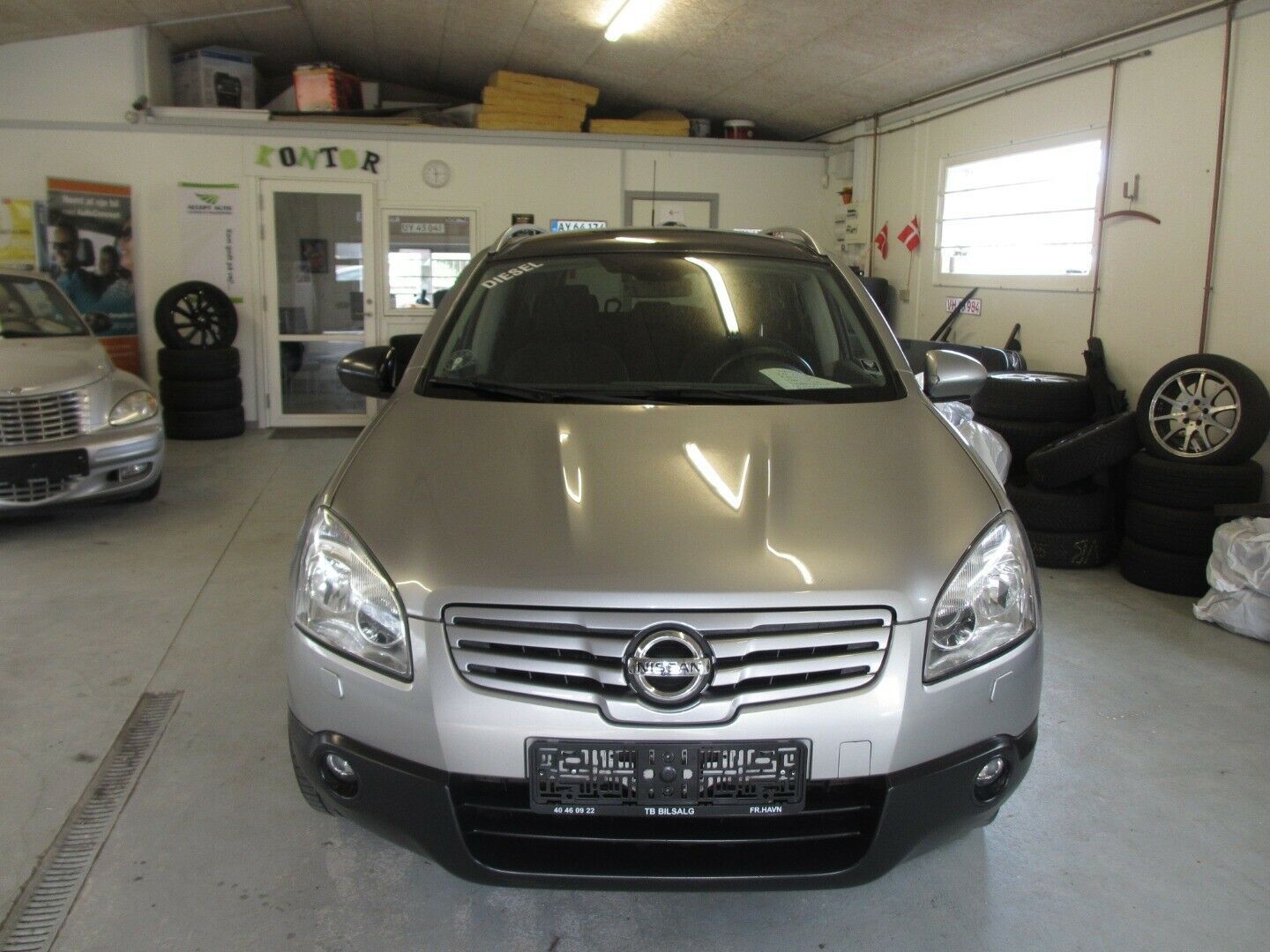Grå Nissan Qashqai+2 fra 2009