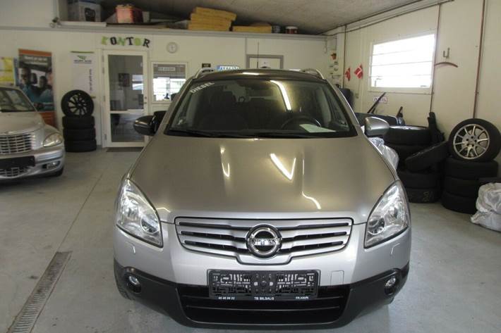 Grå Nissan Qashqai+2 fra 2009