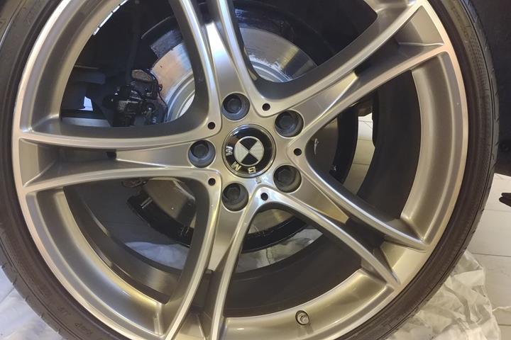 Grå BMW 320 fra 2014