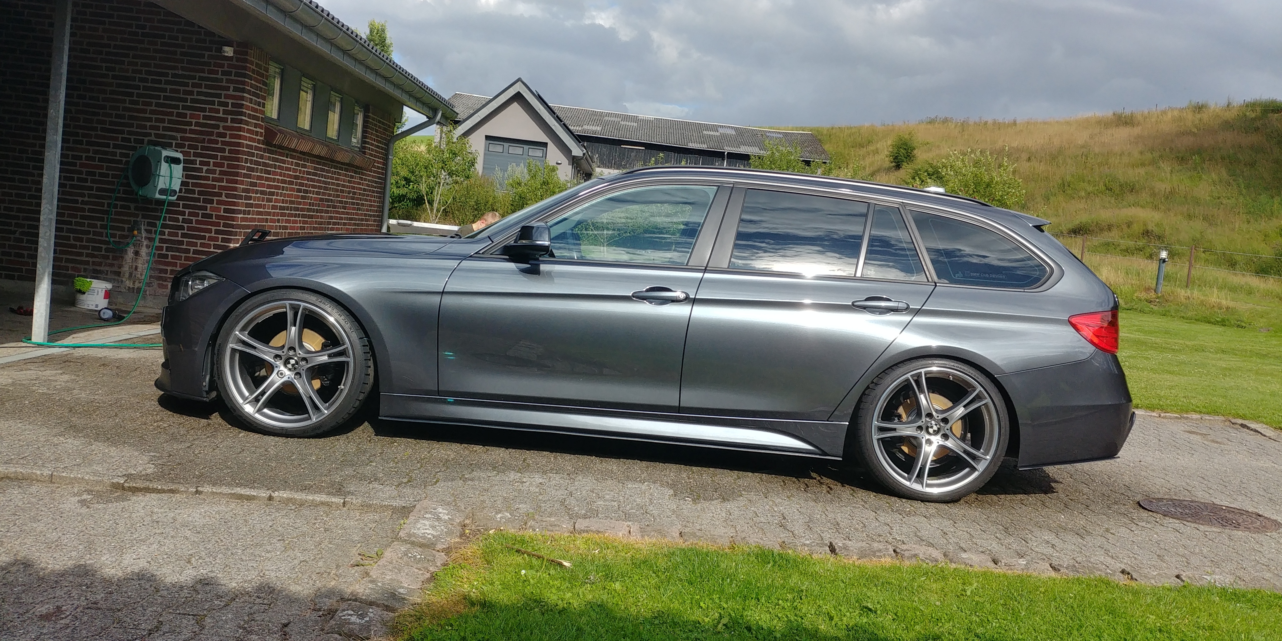 Grå BMW 320 fra 2014
