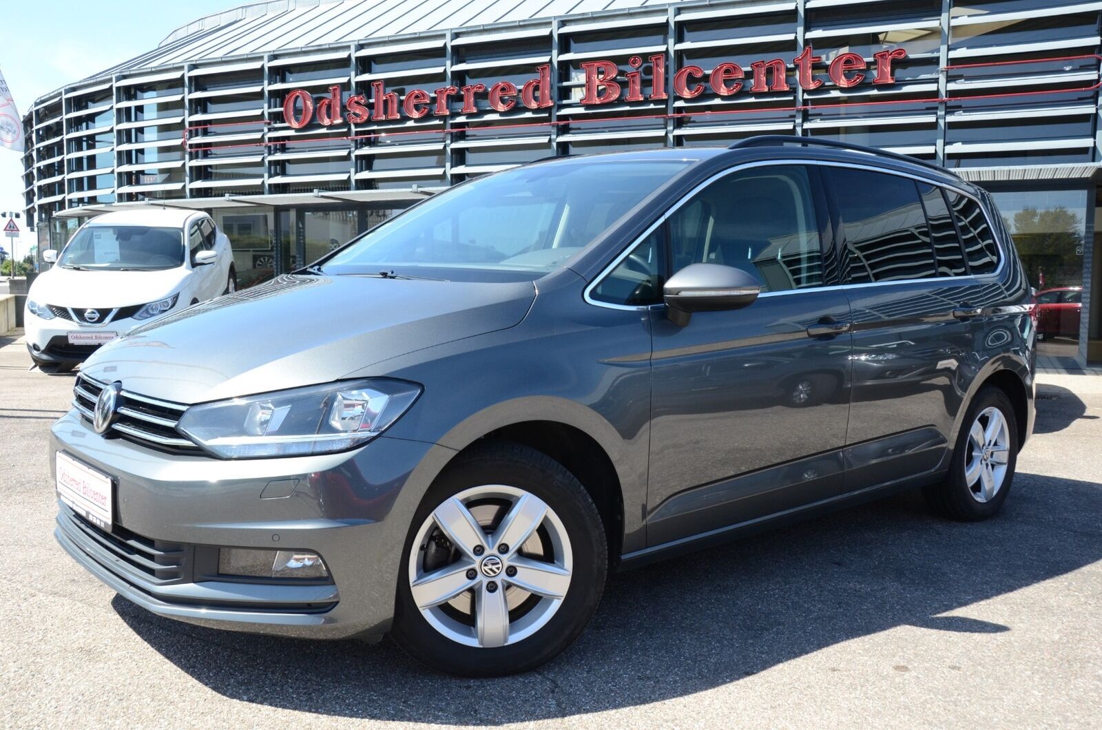 Grå VW Touran fra 2018