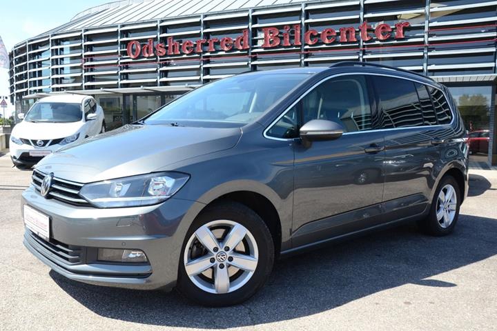 Grå VW Touran fra 2018