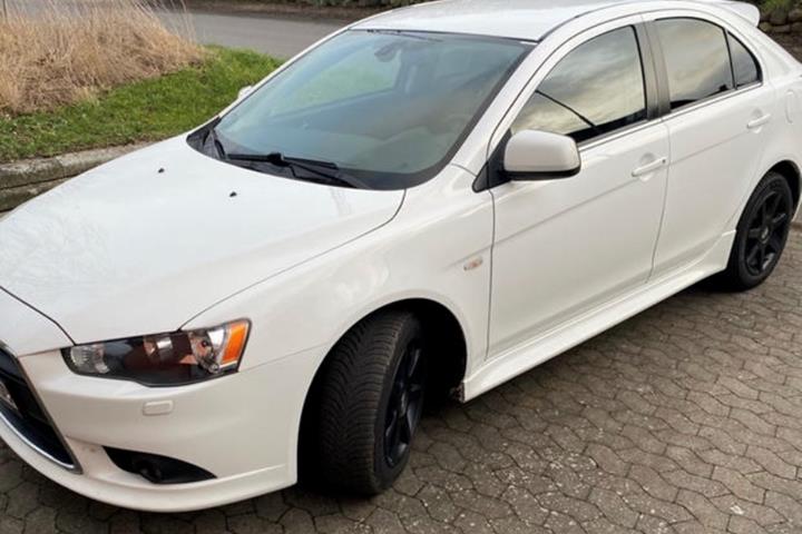 Hvid Mitsubishi Lancer fra 2011