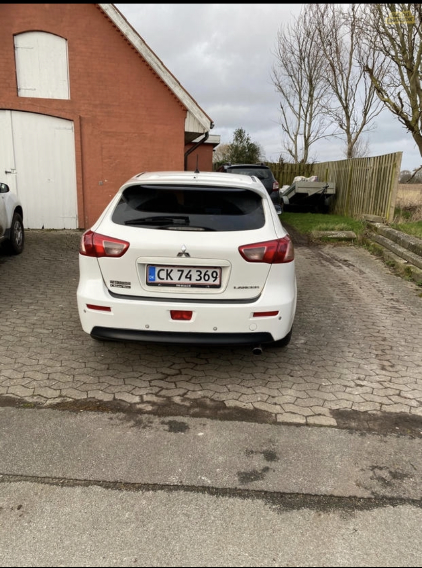 Hvid Mitsubishi Lancer fra 2011