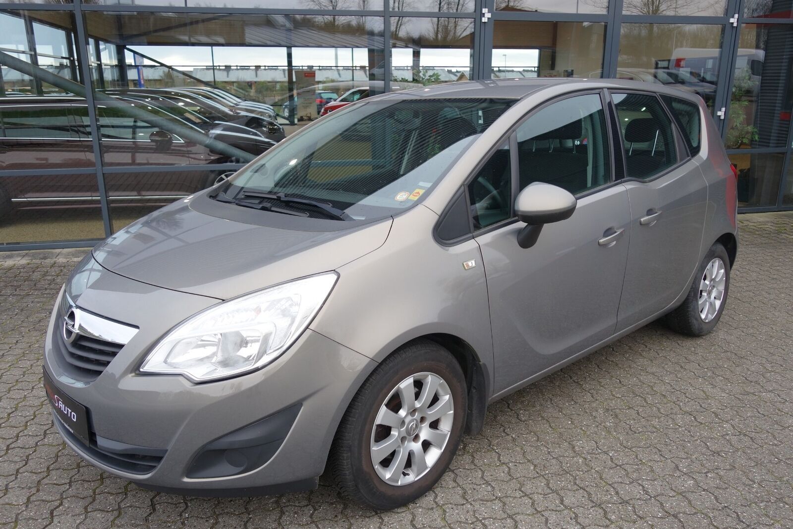 Grå Opel Meriva fra 2014