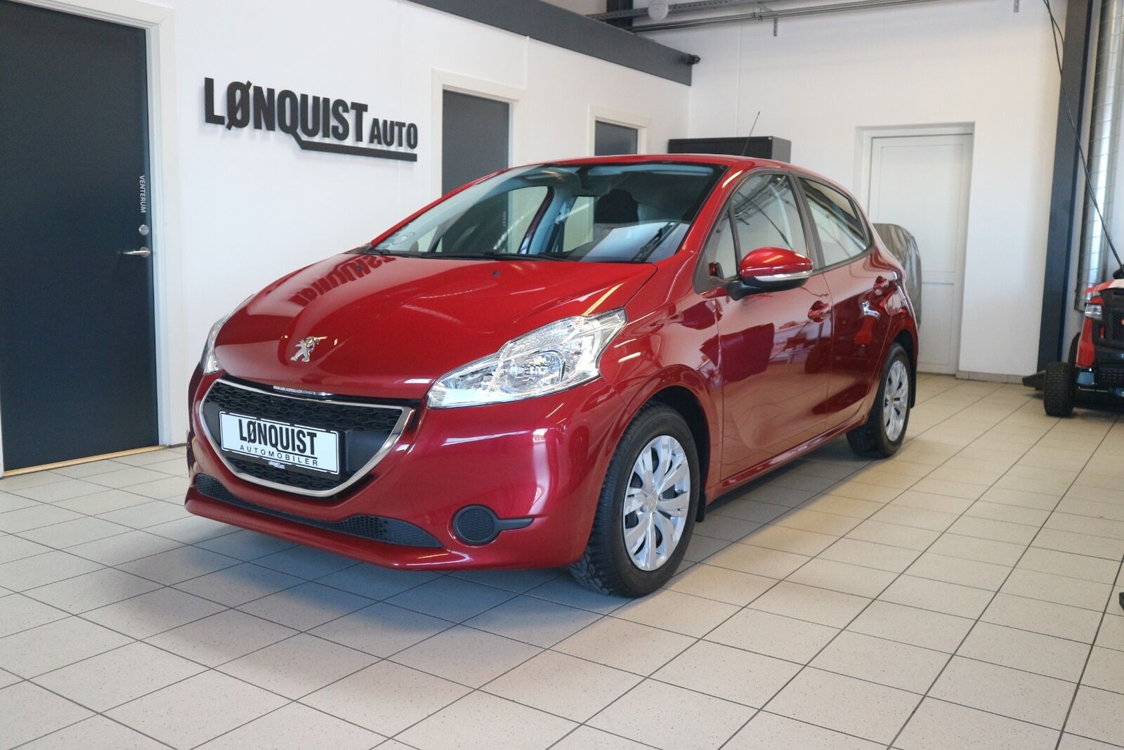 Grå Peugeot 208 fra 2014