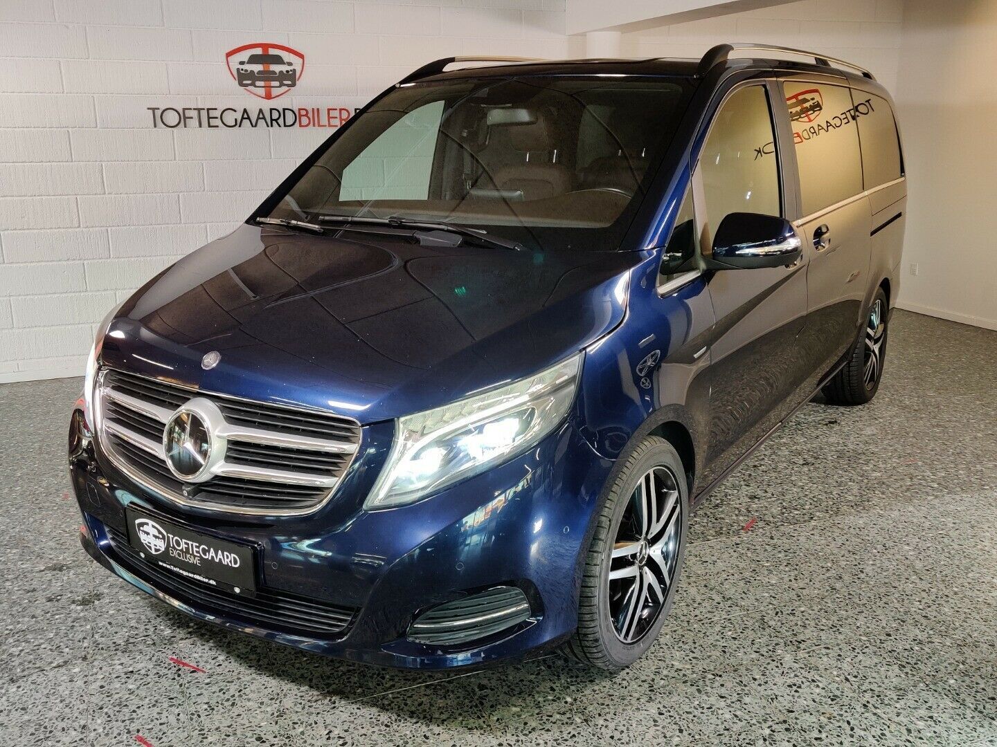 Blå Mercedes V250 d fra 2015