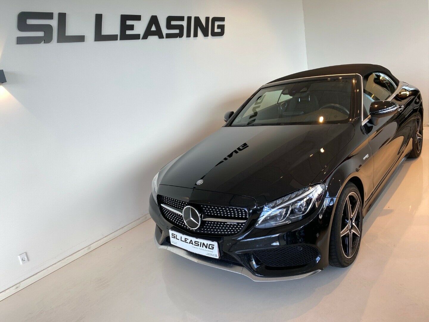 Rød Mercedes C43 fra 2017