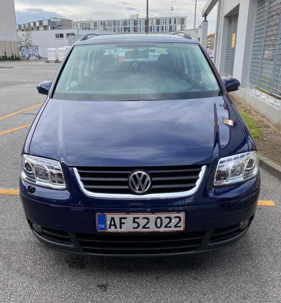 Blå VW Touran fra 2006