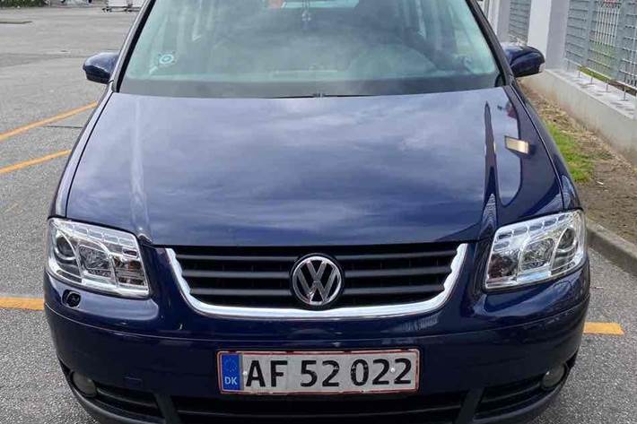 Blå VW Touran fra 2006