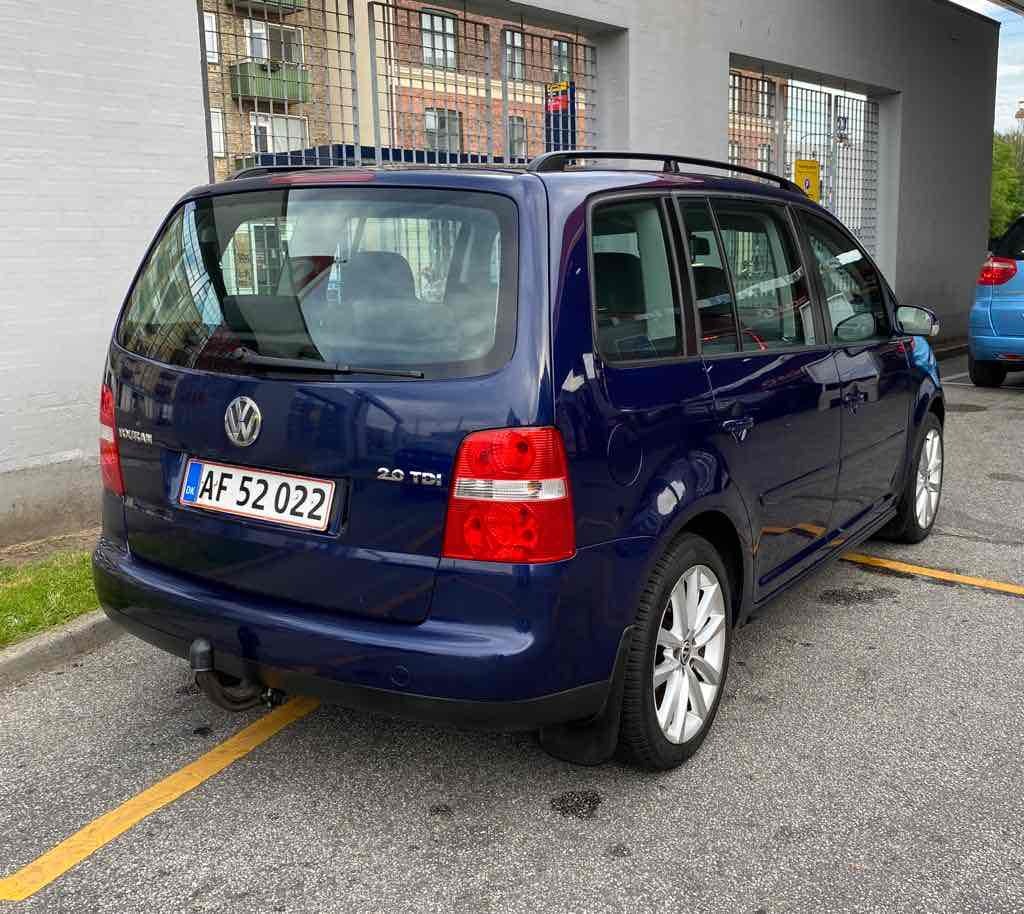 Blå VW Touran fra 2006