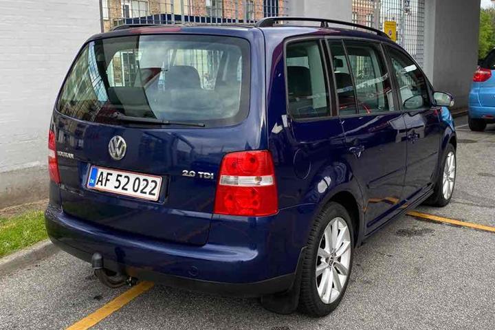 Blå VW Touran fra 2006