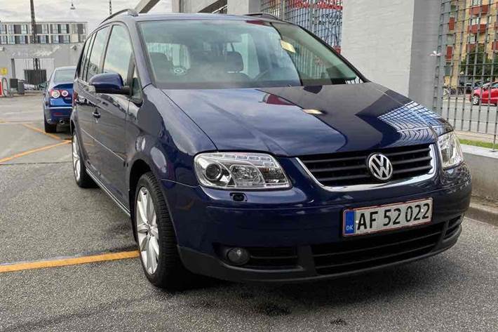 Blå VW Touran fra 2006