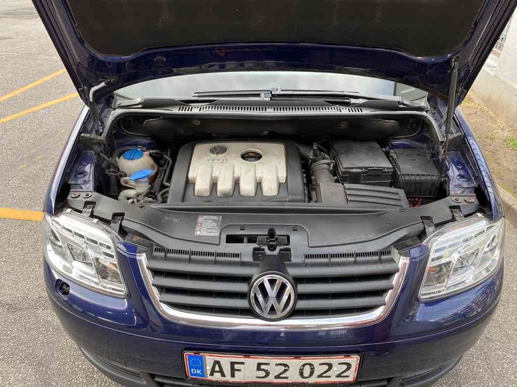 Blå VW Touran fra 2006