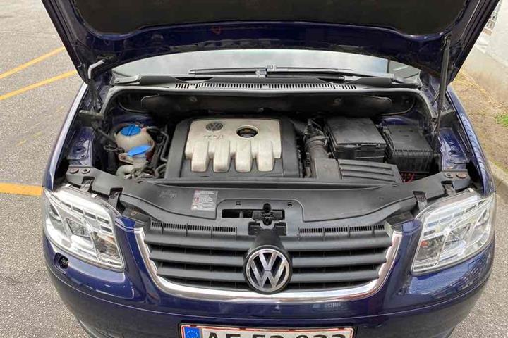 Blå VW Touran fra 2006